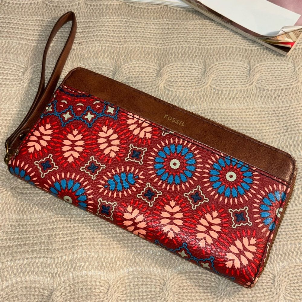 Fossil Printed Leather Zip Around Wristlet Wallet